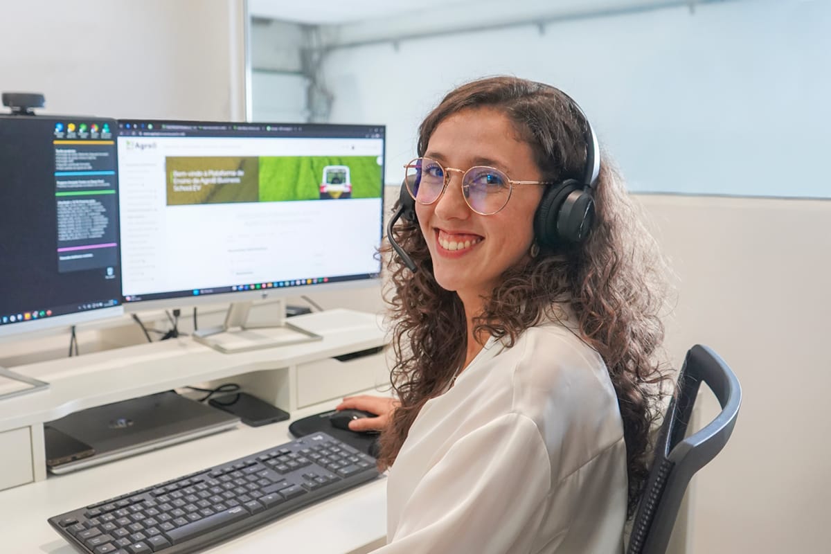 Formanda a estudar e-Learning num portátil